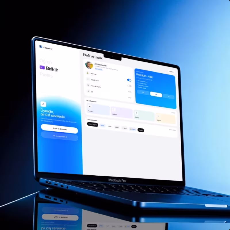 Mavi ışıkta MacBook Pro ekranında Codevisor profil ve üyelik sayfası